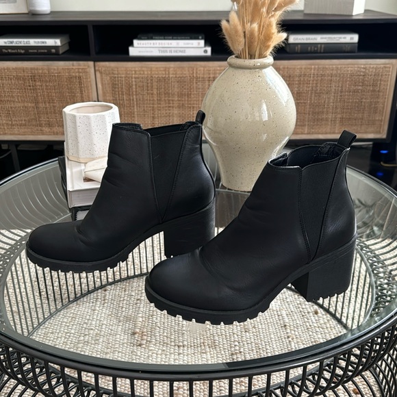 Dirty Laundry Lisbon Chelsea Boot, Size 8.5 - Picture 2 of 8